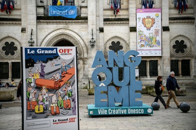 Une affiche publicitaire annonçant le festival de bande dessinée "Le Grand Off" à Angoulême, le 29 janvier 2026 en Charente ( AFP / Christophe ARCHAMBAULT )