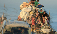 PHOTO DE FICHIER : Les Palestiniens déplacés fuient vers le sud après que les forces israéliennes aient ordonné aux habitants de la ville de Gaza d'évacuer vers le sud