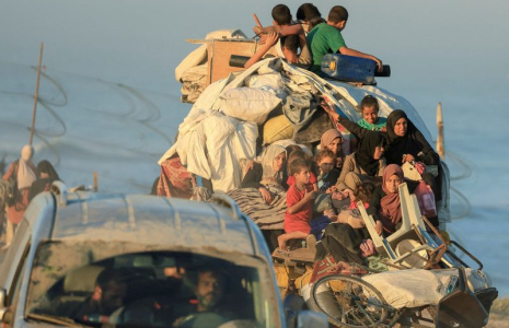 PHOTO DE FICHIER : Les Palestiniens déplacés fuient vers le sud après que les forces israéliennes aient ordonné aux habitants de la ville de Gaza d'évacuer vers le sud