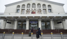 Les passagers passent devant le terminal d'arrivée de l'aéroport international Ciurlionis de Vilnius