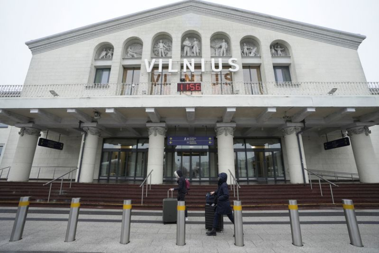 Les passagers passent devant le terminal d'arrivée de l'aéroport international Ciurlionis de Vilnius