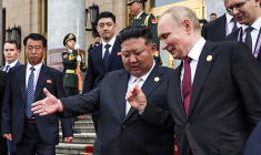 Le président russe Vladimir Poutine et le dirigeant nord-coréen Kim Jong Un à Pékin le 3 septembre 2025. ( POOL / ALEXANDER KAZAKOV )