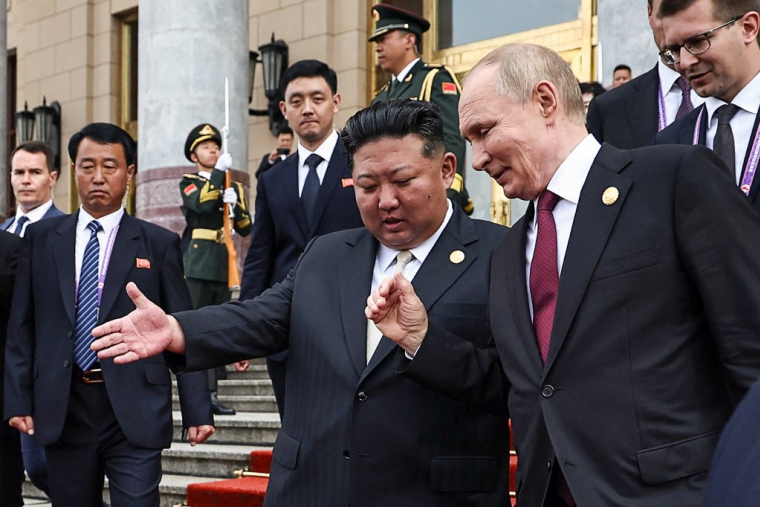 Le président russe Vladimir Poutine et le dirigeant nord-coréen Kim Jong Un à Pékin le 3 septembre 2025. ( POOL / ALEXANDER KAZAKOV )