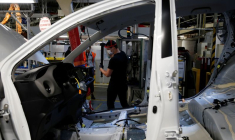 Des employés travaillent sur la chaîne de montage d'automobiles dans l'usine Toyota Motor