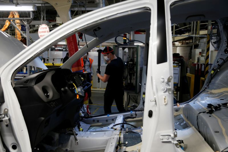 Des employés travaillent sur la chaîne de montage d'automobiles dans l'usine Toyota Motor