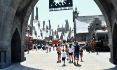Des visiteurs arpentent le village d'Harry Potter au sein du parc d'attractions Universal Studios, près de Los Angeles, le 15 juin 2021 ( AFP / Patrick T. FALLON )