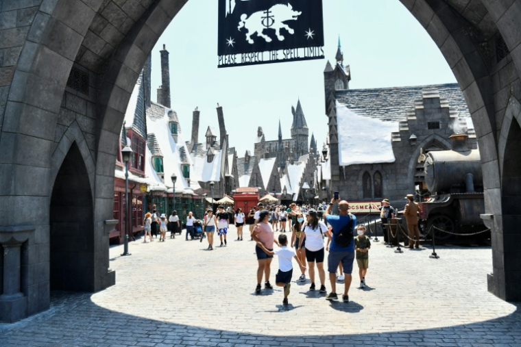 Des visiteurs arpentent le village d'Harry Potter au sein du parc d'attractions Universal Studios, près de Los Angeles, le 15 juin 2021 ( AFP / Patrick T. FALLON )