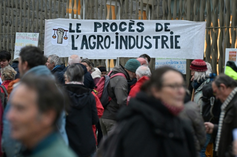 Rassemblement devant le tribunal de Lorient avant le procès de 12 militants écologistes du collectif "Bretagne contre l'élevage industriel" pour avoir bloqué un train de marchandises, le 15 décembre 2025 ( AFP / Damien MEYER )