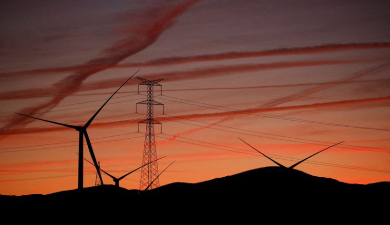 Photo d'archives de lignes électriques à haute tension et d'éoliennes près de Pedrola