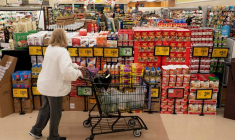 Des clients lors d'achat de produits alimentaires avant la fête de Thanksgiving aux États-Unis