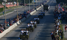 Les Cubains font leurs adieux au cortège funèbre transportant les dépouilles des 32 soldats cubains morts lors de l'incursion américaine visant à capturer le dirigeant vénézuélien Nicolas Maduro, sur l'avenue Boyeros à La Havane, le 15 janvier 2026 ( AFP / Yamil LAGE )