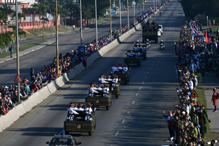 Les Cubains font leurs adieux au cortège funèbre transportant les dépouilles des 32 soldats cubains morts lors de l'incursion américaine visant à capturer le dirigeant vénézuélien Nicolas Maduro, sur l'avenue Boyeros à La Havane, le 15 janvier 2026 ( AFP / Yamil LAGE )
