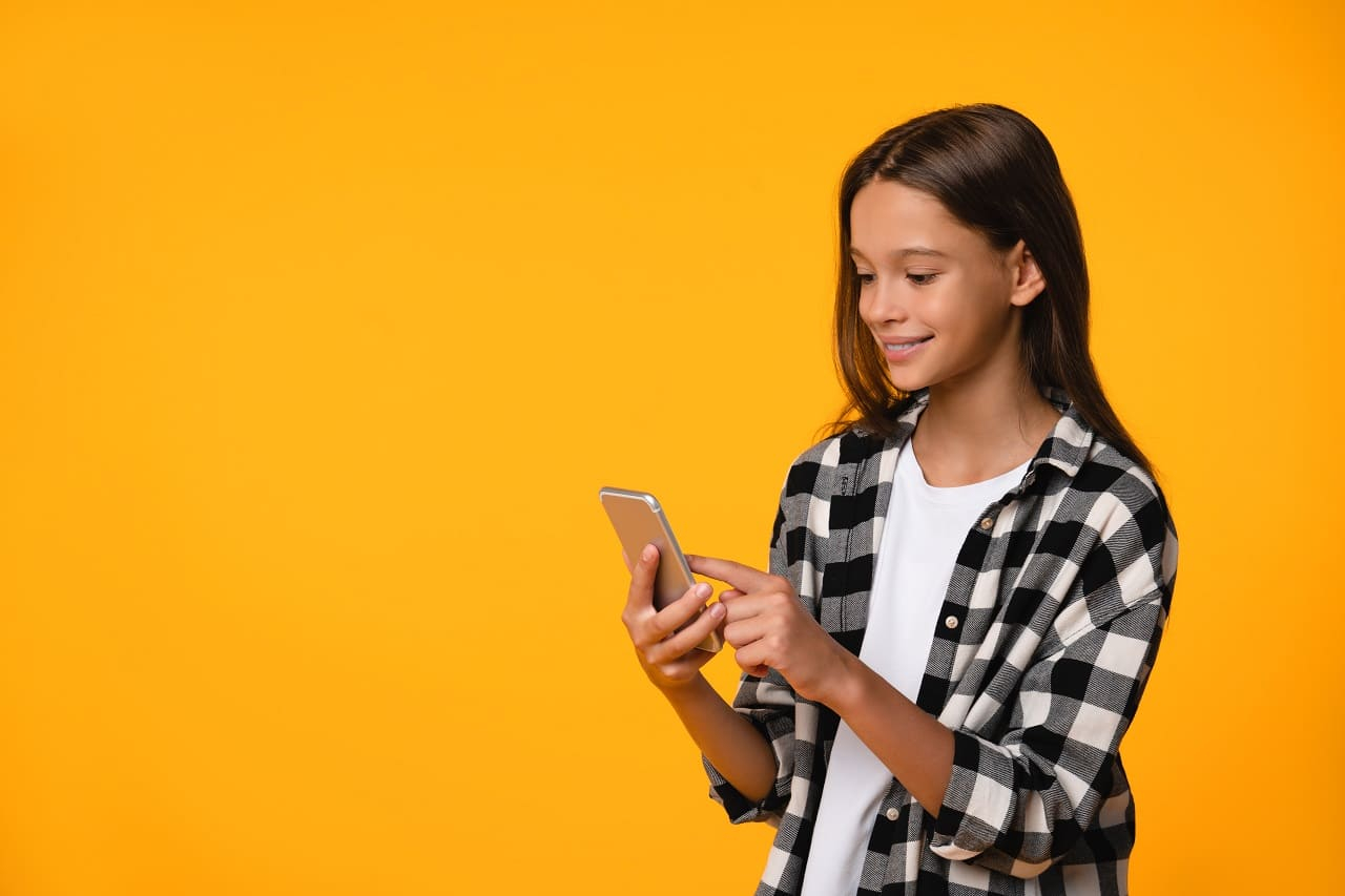 (Choisir une appli bancaire pour son ado ou attendre encore un peu : comment faire le bon choix au bon moment ? - Crédit photo : Adobe Stock)