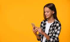 (Choisir une appli bancaire pour son ado ou attendre encore un peu : comment faire le bon choix au bon moment ? - Crédit photo : Adobe Stock)