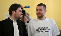Jeremstar (Jérémy Gisclon et son avocat Chris Baptiste au tribunal pénal de Nîmes, à Nîmes le 2 avril 2026 ( AFP / Gabriel BOUYS )