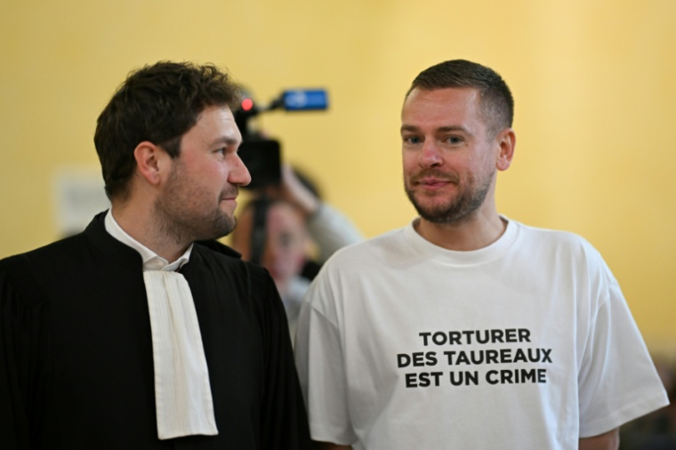 Jeremstar (Jérémy Gisclon et son avocat Chris Baptiste au tribunal pénal de Nîmes, à Nîmes le 2 avril 2026 ( AFP / Gabriel BOUYS )