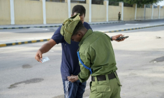 Un membre des forces de sécurité somaliennes fouille un électeur pour les élections locales de Mogadiscio le 25 décembre 2025 ( AFP / Hassan Ali ELMI )