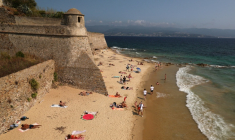 Ajaccio est une ville particulièrement ensoleillée et qui manque de dermatologues ( AFP / Pascal POCHARD-CASABIANCA )