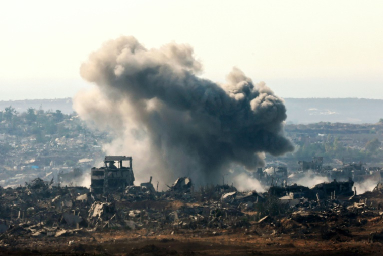 Une photo prise depuis une position à la frontière d'Israël avec la bande de Gaza montre de la fumée s'élevant lors d'une frappe israélienne sur le territoire palestinien, le 10 juillet 2025 ( AFP / Jack GUEZ )