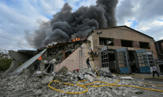Des pompiers ukrainiens luttent contre un incendie dans un atelier de réparation automobile causé par une frappe russe à Karkhiv, en Ukraine, le 5 octobre 2026 ( AFP / SERGEY BOBOK )