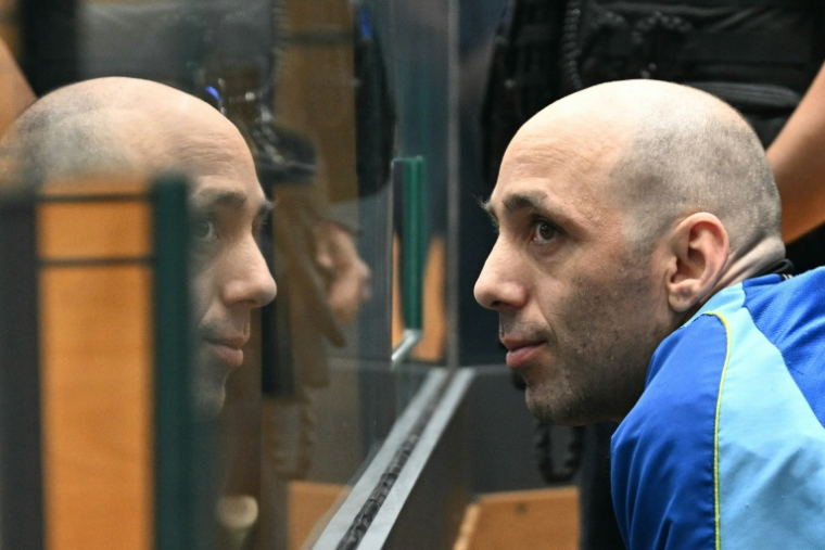 (FILES) Cedric Jubillar (R), accused of causing the disappearance of his wife Delphine, reacts as he sits in the dock in the courtroom of the Tarn Assize Courthouse in Albi, southwestern France, on September 22, 2025, on the opening day of his trial. Cedric Jubillar admitted to having killed his wife Delphine, who had been missing in the Tarn since late 2020, in a letter sent to his lawyer. ( AFP / Lionel BONAVENTURE )