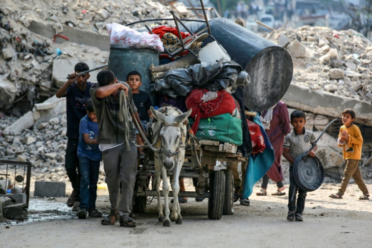 Des Palestiniens fuient le nord de la ville de Gaza après les menaces d'Israël de détruire la ville, le 22 août 2025   ( AFP / Bashar TALEB )
