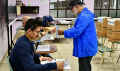 Un homme vote lors de la présidentielle au Costa Rica, le 1er février 2026 à San José  ( AFP / EZEQUIEL BECERRA )