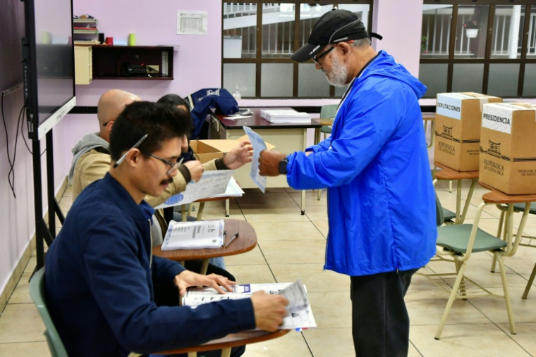Un homme vote lors de la présidentielle au Costa Rica, le 1er février 2026 à San José  ( AFP / EZEQUIEL BECERRA )