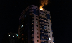 Un immeuble résidentiel endommagé est en feu à la suite d'une frappe de drone à Kharkiv le 5 juin 2025 ( AFP / Oleksandr Magula )