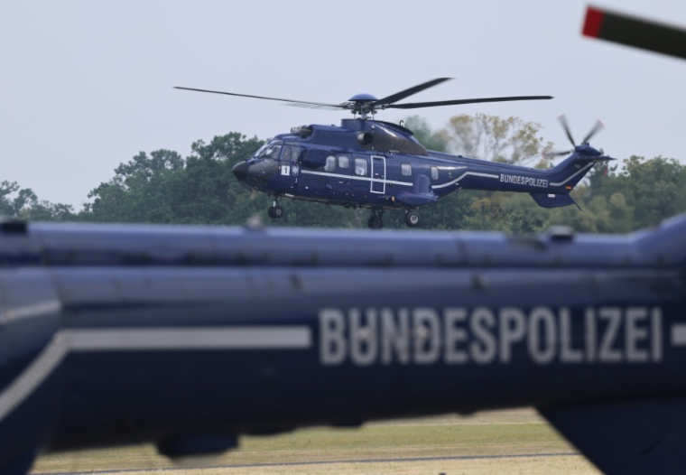 Le chancelier allemand Friedrich Merz et le président français Emmanuel Macron atterrissent en hélicoptère sur la base aérienne de Nörvenich, dans l’ouest de l’Allemagne, le 17 juillet 2026 ( AFP / Ludovic MARIN )