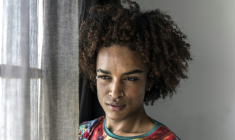 Le maquilleur professionnel Leonardo Oliveira pose pour un portrait dans son appartement à Mindelo, le 25 mai 2026 ( AFP / PATRICK MEINHARDT )