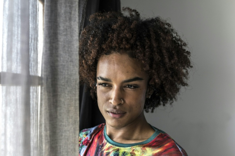 Le maquilleur professionnel Leonardo Oliveira pose pour un portrait dans son appartement à Mindelo, le 25 mai 2026 ( AFP / PATRICK MEINHARDT )