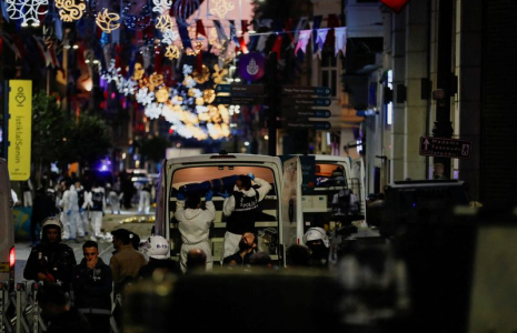 Des membres de la police après une explosion dans la rue piétonne Istiklal à Istanbul