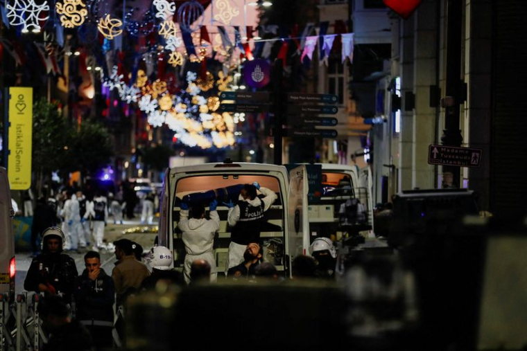 Des membres de la police après une explosion dans la rue piétonne Istiklal à Istanbul