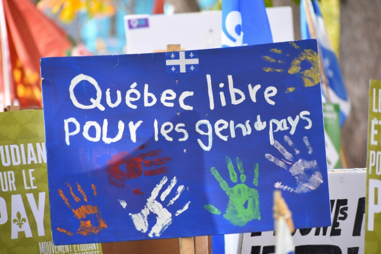 Une pancarte "Québec libre pour les gens du pays" brandie lors d'un rassemblement pour l'indépendance du Québec, le 25 octobre 2025 à Montréal au Canada ( AFP / Genevieve Normand )