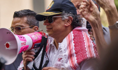 Le président colombien Gustavo Petro s'adresse à des manifestants pro-palestiniens lors de la 80e Assemblée générale des Nations unies, à New York