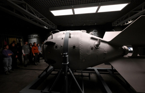 Une reproduction de la première bombe atomique soviétique 'RDS-1', à Moscou, en 2023 (illustration) ( AFP / NATALIA KOLESNIKOVA )