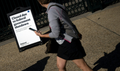 Une femme passe devant une pancarte de la National Gallery of Art à Washington, annonçant que le musée est fermé en raison du blocage budgétaire en cours au Congrès, le 6 octobre 2025 ( AFP / Brendan Smialowski )