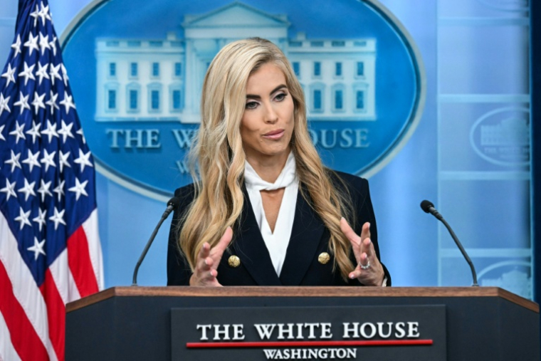 La nouvelle porte-parole de la Maison Blanche, Katie Zacharia, lors de son premier point presse dans la salle James Brady de la Maison Blanche, le 13 octobre 2026 à Washington ( AFP / Jim WATSON )