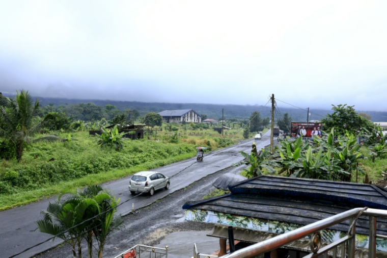 La route principale du village côtier d'Idenau vue depuis une chambre de l'hôtel All Eyes On Me, le 4 octobre 2025 au Cameroun ( AFP / Daniel BELOUMOU OLOMO )