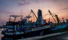 Des bateaux de pêche amarrés à un quai à Si Racha le 18 mars 2026 ( AFP / Chanakarn LAOSARAKHAM )