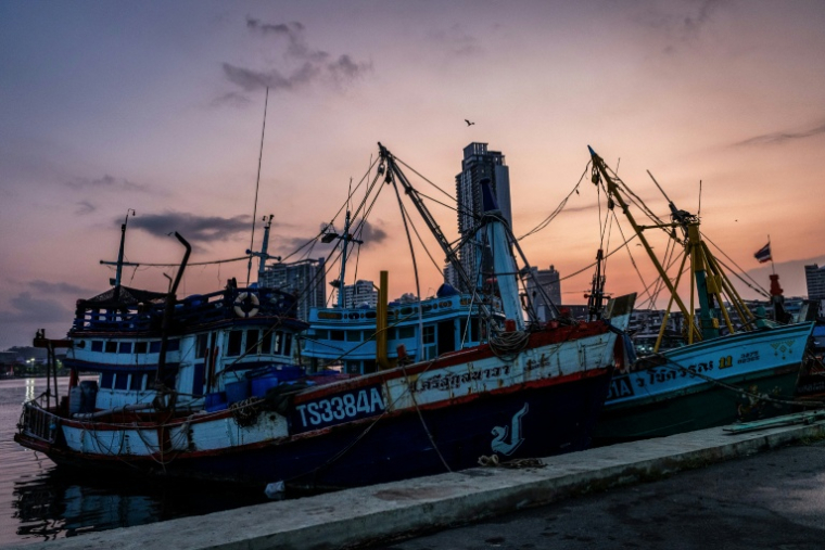 Des bateaux de pêche amarrés à un quai à Si Racha le 18 mars 2026 ( AFP / Chanakarn LAOSARAKHAM )