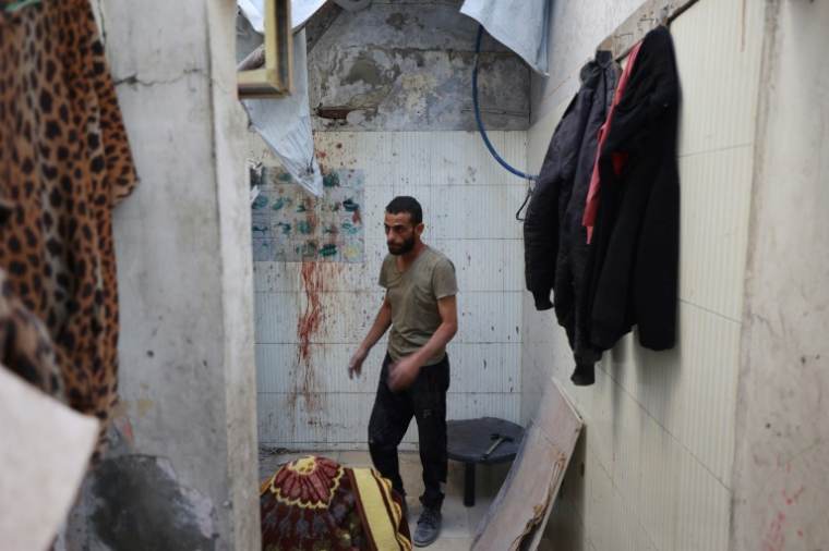 Dans un appartement endommagé la veille par une frappe israélienne dans le camp de réfugiés de Burej, dans le centre de la bande de Gaza, le 20 octobre 2025 ( AFP / Eyad BABA )