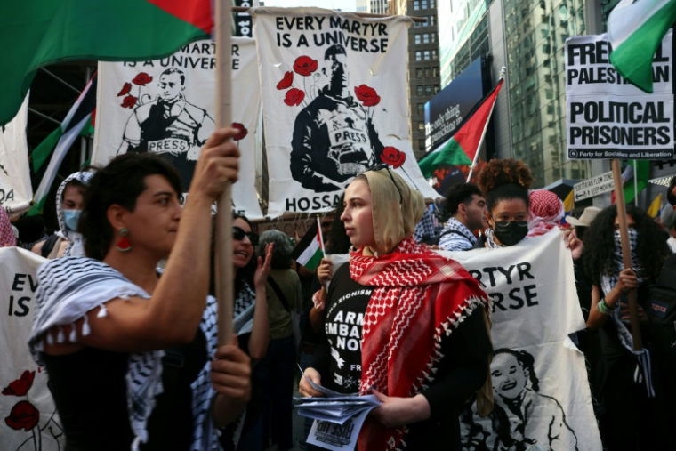 Des manifestants pro-palestiniens marchent dans Manhattan, à New York, le 26 septembre 2025, non loin du siège de l'ONU, où le Premier ministre israélien, Benjamin Netanyahu, prononce un discours devant l'Assemblée générale des Nations unies ( GETTY IMAGES NORTH AMERICA / SPENCER PLATT )