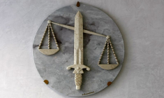 Le symbole de la Justice, avec l'épée et la balance, est vu dans un cabinet d'avocats à Nice