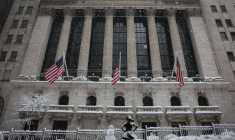 La neige tombe devant le New York Stock Exchange (NYSE) à New York
