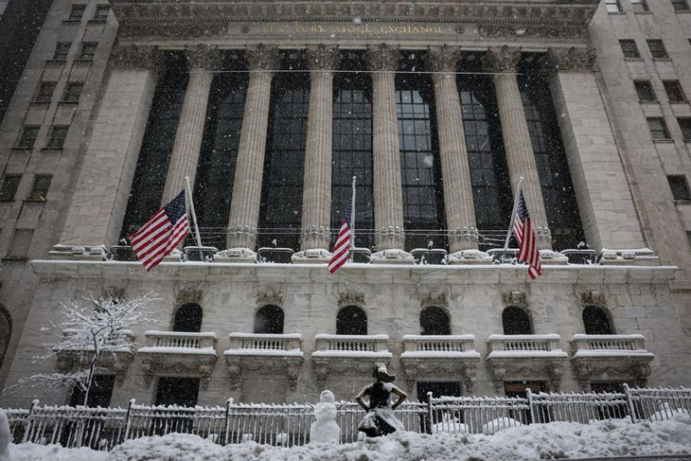 La neige tombe devant le New York Stock Exchange (NYSE) à New York
