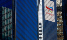 Le logo de TotalEnergies est visible sur le gratte-ciel du siège de l'entreprise dans le quartier financier et d'affaires de La Défense, près de Paris