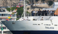 Le président Emmanuel Macron et son épouse Brigitte arrivent le 8 juin 2025 au port de Nice, à la veille d'une conférence de l'Onu sur les océans qui doit s'y tenir ( AFP / Valery HACHE )