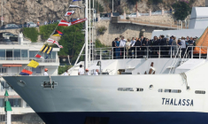 Le président Emmanuel Macron et son épouse Brigitte arrivent le 8 juin 2025 au port de Nice, à la veille d'une conférence de l'Onu sur les océans qui doit s'y tenir ( AFP / Valery HACHE )
